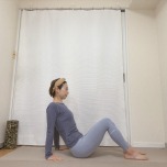 お尻の後ろの床に手をつき、膝を立てて座った体勢