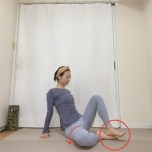 お尻の後ろの床に手をつき、左膝を外に開き、右足を左足の裏に乗せた体勢