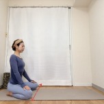 膝を広く開いた正座で座った体勢