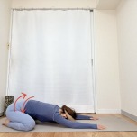 膝を広めに開いたチャイルドポーズ