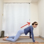 膝を広めに開いたチャイルドポーズからお尻を浮かせ、上体を前にスライドした体勢