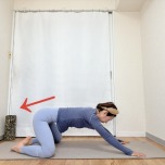 膝を広めに開いたチャイルドポーズからお尻を浮かせ背骨を伸ばしてお尻を後ろに引いた体勢