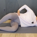 踵を押し合いながら膝を開く