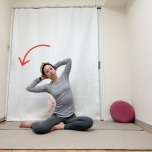 頭の後ろで手を組んで膝下を左に流した横座りから上体を左に傾けて脇腹を縮めるエクササイズ