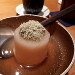 とろろ昆布がトッピングされたおでんの大根