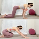 四つ這いから体を前後に動かす手首をほぐすストレッチ
