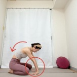 正座で座り、手の平を床に着いて腕の内側から手首の内側を伸ばすストレッチ