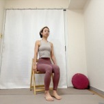 背筋を伸ばして椅子に座った体勢