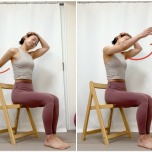 椅子に座り、頭を右に傾けて右手をこめかみに乗せ、左腕を前後に振って首・肩・肩甲骨まわりをほぐすストレッチ