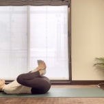 仰向けがっせきのポーズ