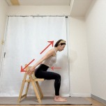 椅子に座り、両手を斜め後ろに下し、上体を前に傾けた体勢