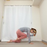 四つ這いで、背骨を丸めながらお腹を引き込む、右肘と左膝を体の中心に引き寄せた体勢