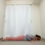 両手を肩の下、胸の横の床に着いて肩甲骨を下し、つま先を伸ばしたうつ伏せの体勢