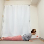 肩の下・胸の横の床に手をついたうつ伏せ方背筋で上体を持ち上げるベイビーコブラのポーズ