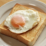 トーストと目玉焼き