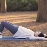 息を吐きながらお尻を持ち上げる