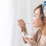 ヨーグルトを食べる女性