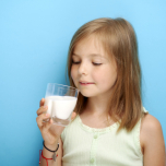 牛乳を飲むと背が伸びるって本当？身長アップに必要な栄養を管理栄養士が解説