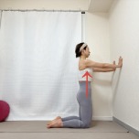 両手を壁についた膝立ちの姿勢