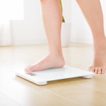 体重計に乗る人の足元