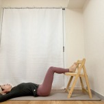 ふくらはぎから下を椅子に乗せ、頭の後ろで手を組んで仰向けで寝た体勢