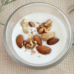 ナッツをトッピングしたヨーグルト