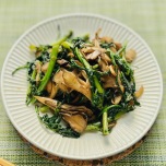 春菊とまいたけの炒め物