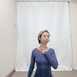 右手で左の鎖骨を中心から外側へさするセルフマッサージ