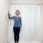 左肘を９０度に曲げて壁につけて立った体勢