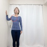 左肘を９０度に曲げて壁に腕をつけ、一歩前に進んで肩や胸を開くストレッチ