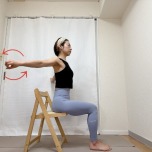 両手を肩の高さで開いて椅子に座り、手の甲を前に向けて軽く握って腕をうしろに回すエクササイズ
