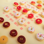 たくさんのカラフルなドーナツ