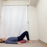 お尻の下にクッションを敷いた膝を立てた仰向けの体勢