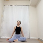 膝下を左側に流した横座りの体勢