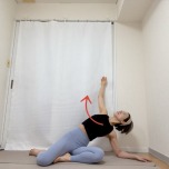 膝下を左に流した横座りから、右肘を床に下し、左手を斜め上に引き上げて体側を伸ばした体勢