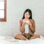 ヨーグルトを食べる女性