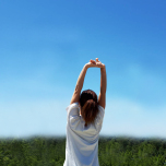 両手を上げる人の後ろ姿