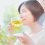 お茶を飲む女性