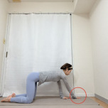左手を右手の前に着いた四つ這いの体勢