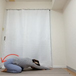 左手を右手の前に着いた四つ這いからお尻をかかとに下した背骨のストレッチ