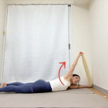 たおるの両端を持ったうつ伏せから、左手を引き上げて胸を開くストレッチ