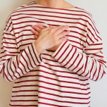 胸に手を当てる