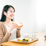 トースト食べる女性