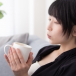 飲み物を飲む女性