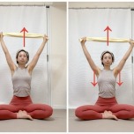 タオルの端をもって頭上に伸ばし、肩を下してあぐらで座った体勢