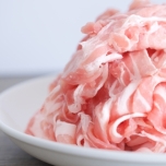 山盛りの豚バラ肉