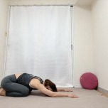 膝を楽な幅に開いたチャイルドポーズ