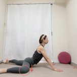 チャイルドポーズから左膝を90度に曲げて横に出し、上体を起こした股関節のストレッチ