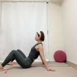 お尻の後ろの床に両手をつき、脚を広めに開いて膝を立てて座った体勢