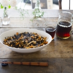 ひじきの煮物と麦茶